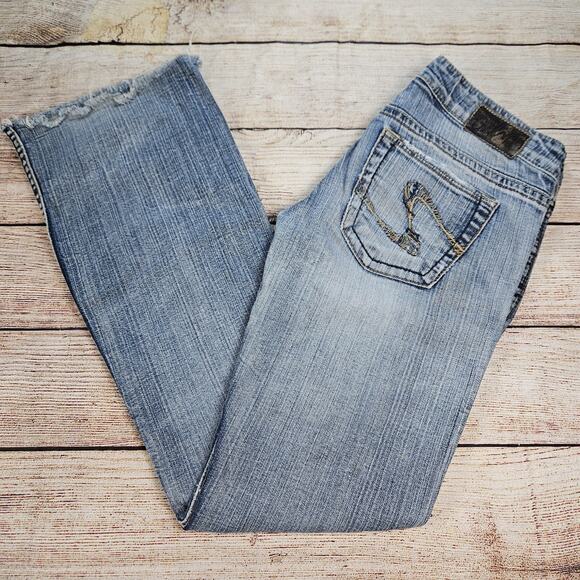 Silver Jeans Twisted Bootcut Womens Size 26 Blue Distressed Denim Crop Raw Hem - Picture 1 of 8